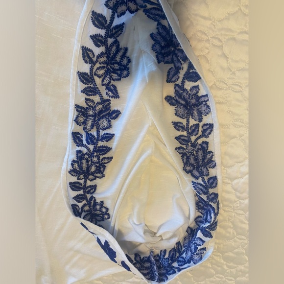 INC white top with blue floral trim. Size XL. lightweight & in good condition - Picture 7 of 9